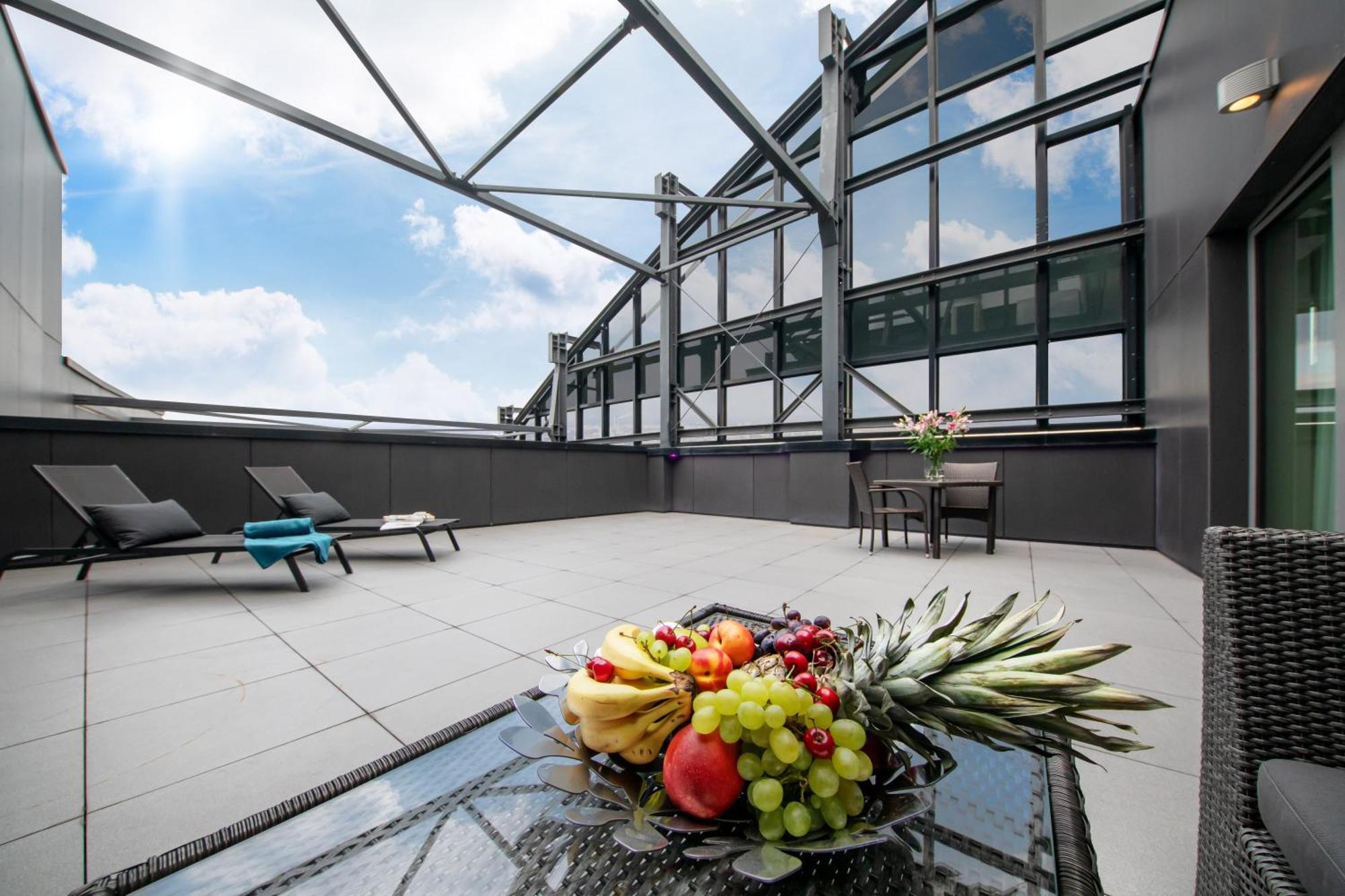 Apartamenty W Sky Tower Wroclaw Exterior photo